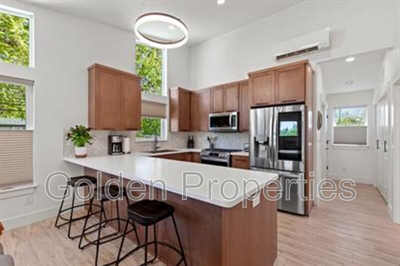 1721 E Lakeside Ave property image